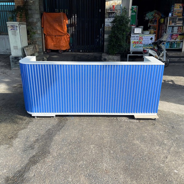 Quầy lễ tân bo cong 2m2 lam sóng QLT061